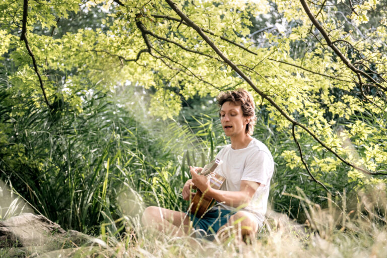 Dalibor zpívá s kytarou v Lužánkách