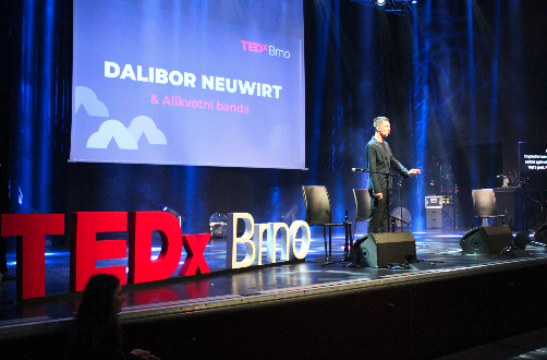 Dalibor vystupuje na TEDx Brno s hlasovou rozcvičkou a rétorickým vystoupením na dechové techniky apráci s nervovým systémem