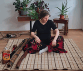 barbora na koberečku s didgeridoo se připravuje na hraní