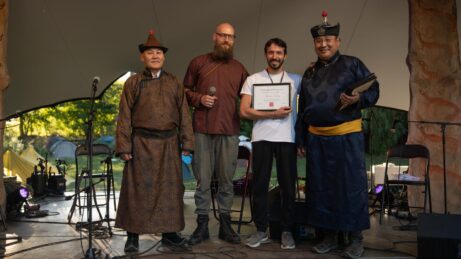 Giovanni with masters of Tuva and Mongolia rhroat singing, giovanni na festivalu hrdleního zpěvu ve švácarsku s mistry z Tuvy a mongolska